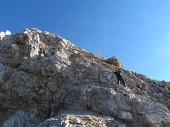 15 Gli appigli e gli appoggi ci sono, ma la roccia Ã¨ estremamente friabile e rischia di rimanerti... in mano!